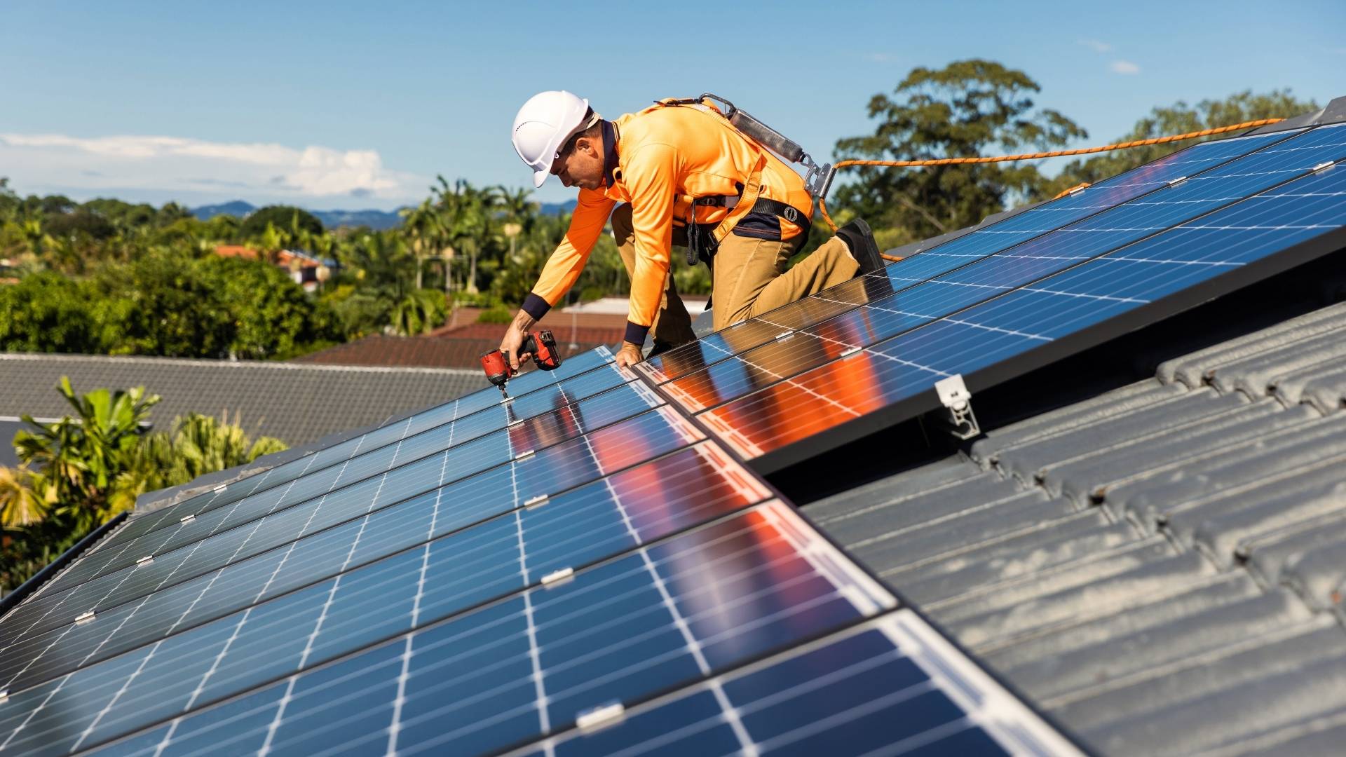 Instalații electrice Timișoara | Branșamente, PRAM, Fotovoltaice | Firmă autorizată în Timișoara pentru instalații electrice rezidențiale și industriale, branșamente electrice, verificări PRAM, intervenții urgente și montaj panouri fotovoltaice.